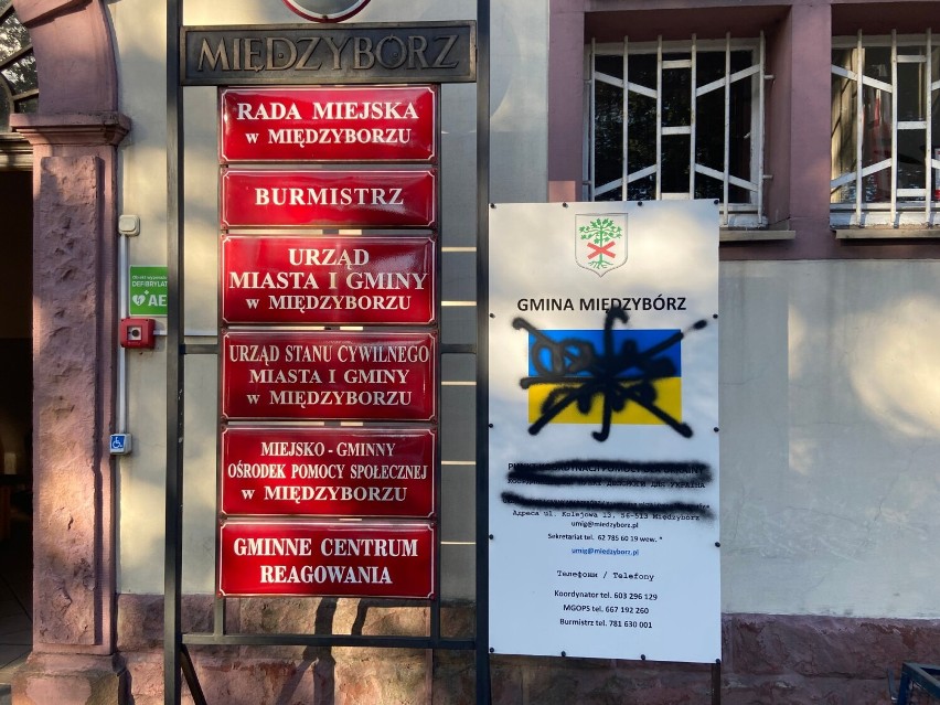 Zniszczona tablica i kradzież flagi ukraińskiej pod międzyborskim urzędem