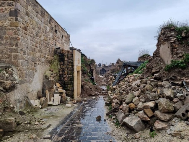 W wyniku trzęsienia ziemi zginęło co najmniej 20 tys. osób. Zniszczeniu uległy również tysiące budynków w Turcji i Syrii, w tym w dotkniętym wojną syryjskim Aleppo.