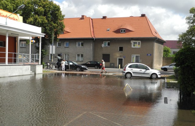 Wczoraj klienci sklepu ze zdziwieniem obserwowali zalany parking. Nieliczni decydowali się wjechać w wodę.