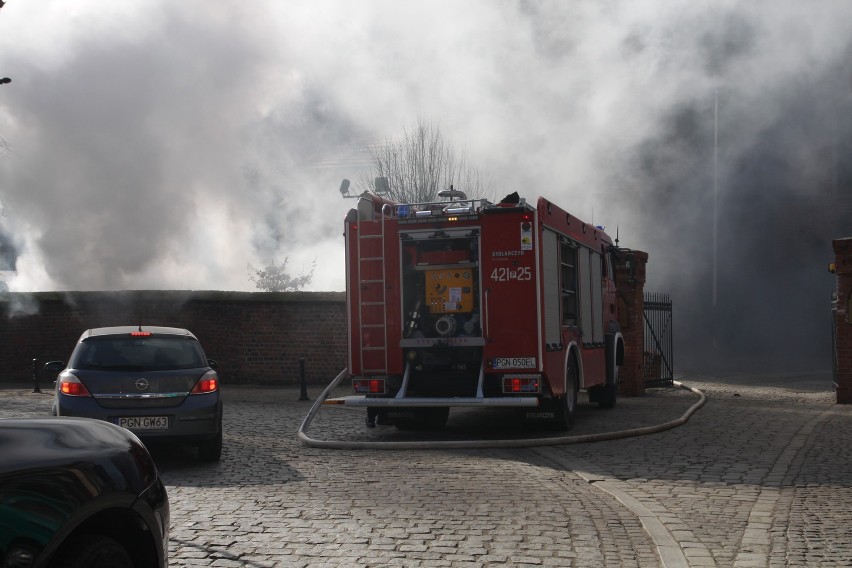 Gniezno:Pożar przy kościele farnym. Płonie samochód
