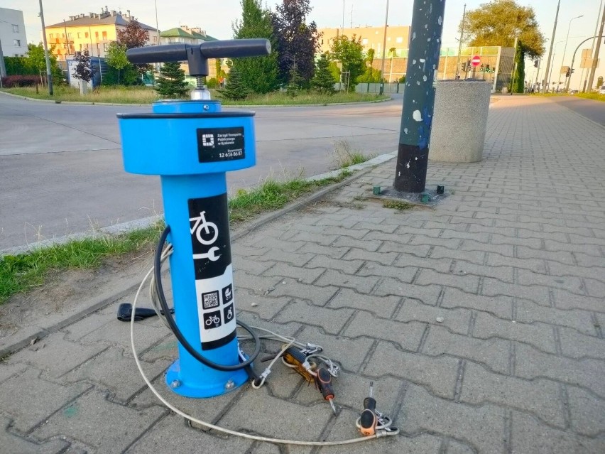 W Krakowie funkcjonuje blisko 50 samoobsługowych stacji naprawy rowerów.