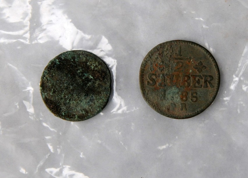 Badacze znaleźli w Topolnie mogiłę niemieckich żołnierzy oraz monety z XVII wieku