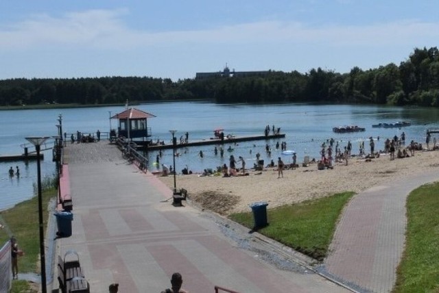 Plaża nad Jeziorem Rychnowskim to wakacyjne centrum Człuchowa. W najbliższą sobotę odbędzie się tam pikniki rodzinny wraz z turniejem siatkówki plażowej.