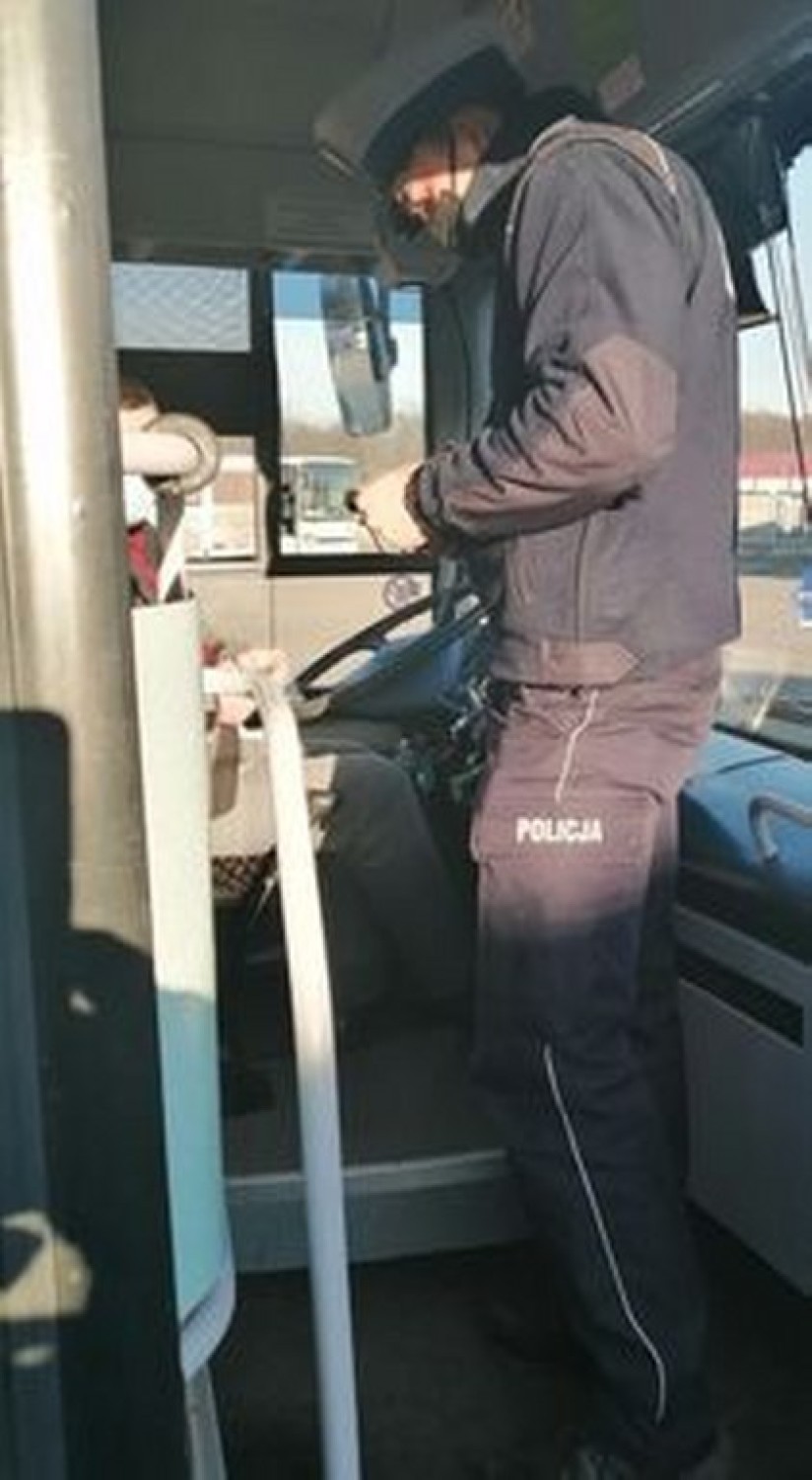 Powiat górowski. Policjanci kontrolują autobusy i busy. Sprawdzają liczbę pasażerów oraz przestrzeganie obowiązku noszenia maseczek