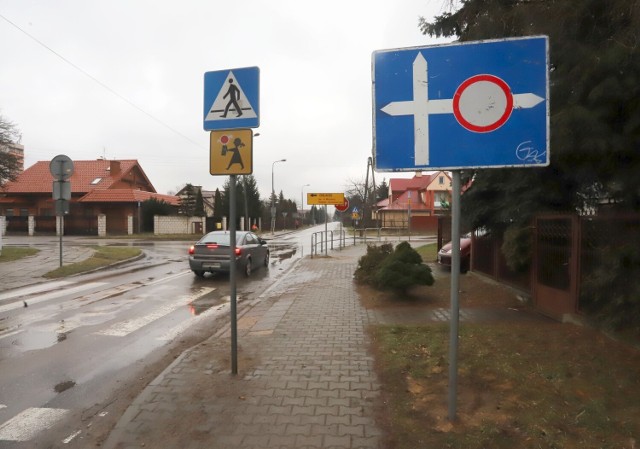 Na razie trwa oznakowanie odcinka ulicy Wiejskiej w Radomiu, gdzie ma rozpocząć się wymiana rur sieci kanalizacyjnej i deszczowej.