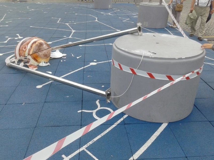 Kosmiczna instalacja z Targu Węglowego została rozbita  [ZDJĘCIA] 