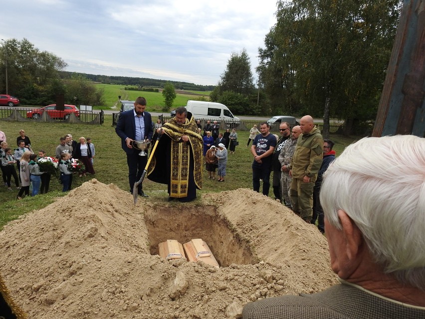 Uroczysty pochówek ekshumowanych szczątków żołnierzy Armii...