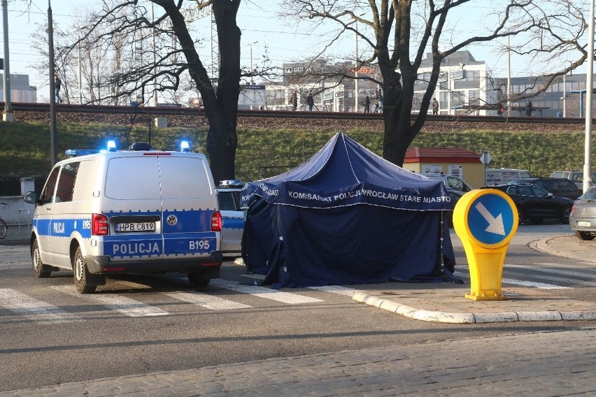 Kobieta straciła przytomność na pasach przy stacji Wrocław Mikołajów. Nie żyje [ZDJĘCIA] 