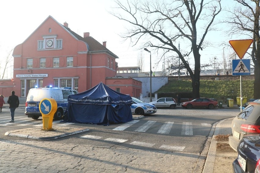 Kobieta straciła przytomność na pasach przy stacji Wrocław Mikołajów. Nie żyje [ZDJĘCIA] 