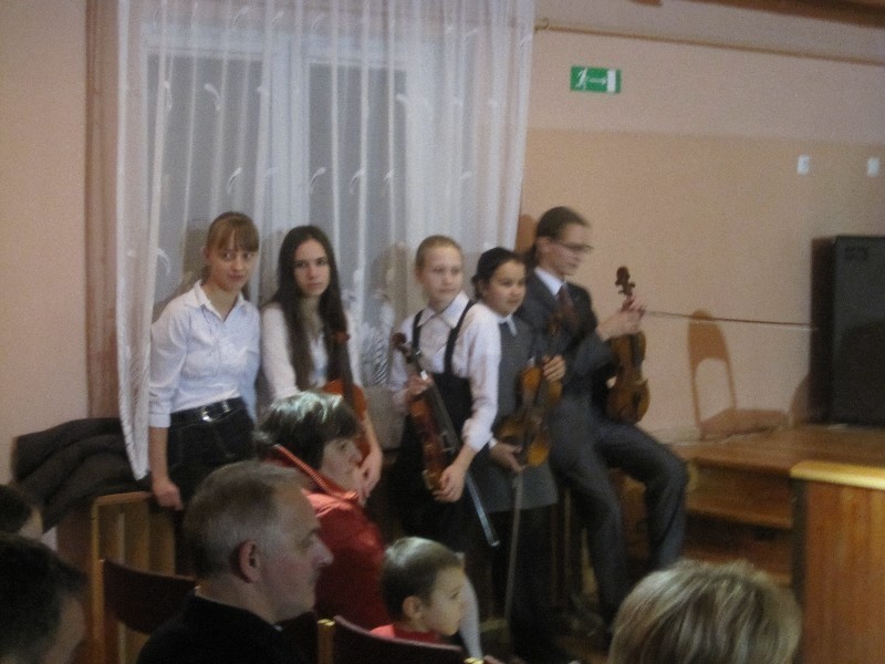 Rodziny zastępcze spotkały się w szkole muzycznej na wigilii