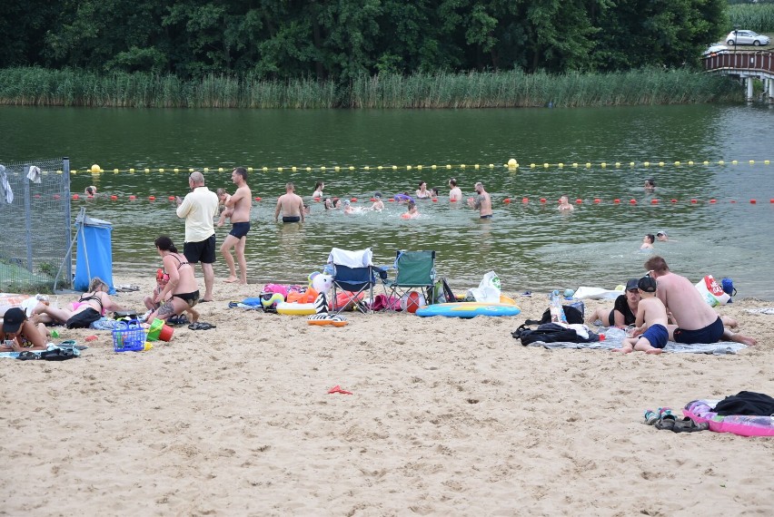 Cennik zjeżdżalni w Margoninie celowo nieobecny w sieci. Zagadkowy marketing na plaży. Poznaj ceny przy kąpielisku