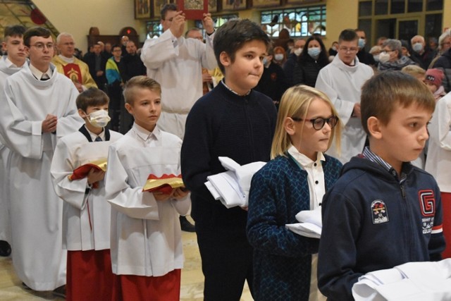 Przyjęcia nowych osób do Liturgicznej Służby Ołtarza w parafii NMP Matki Kościoła i św. Barbary w Bełchatowie