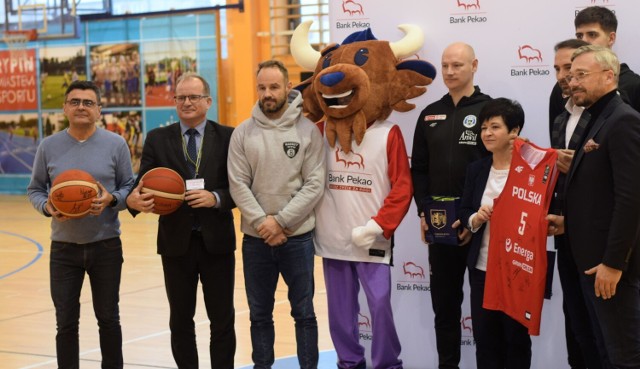 – Mam nadzieję, że w Rypinie wraca właśnie moda na koszykówkę – mówi Łukasz Kulikowski z klubu Basket Rypin (trzeci z lewej)