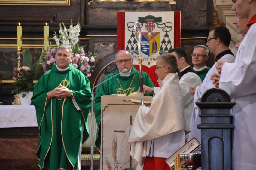 Biskup poświęcił historyczny krzyż przy Bazylice Mniejszej