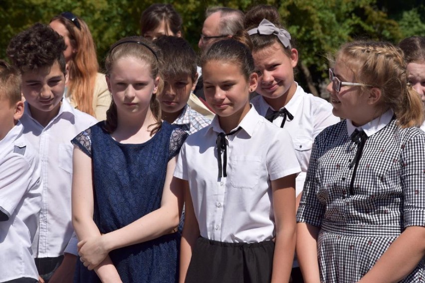 Szkoła Podstawowa w Oleśnicy otrzymała imię Marii Skłodowskiej-Curie [FOTO]