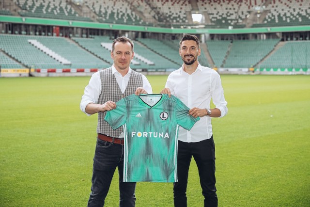 PKO Ekstraklasa. Sezon jeszcze trwa, ale kluby ruszyły na łowy. Do 2 lipca potwierdzonych zostało jedenaście transferów. Tak się składa, że wśród nich jest bramkarz i dziesięciu zawodników z pola, z różnych formacji, toteż ułożyliśmy pierwszą jedenastkę. Zobaczcie, jak się przedstawia. 

W naszej jedenastce znajdziecie: 
- ośmiu Polaków, Serba, Niemca oraz Łotysza
- dwóch reprezentantów kadr narodowych i dwóch z kadr młodzieżowych 
- trzech graczy wywodzących się z PKO Ekstraklasy, trzech z Fortuna 1 ligi, jednego z 2 ligi, a także gracza z niemieckiej 2. Bundesligi i holenderskiej Eredivisie oraz dwóch z rozgrywek juniorskich.