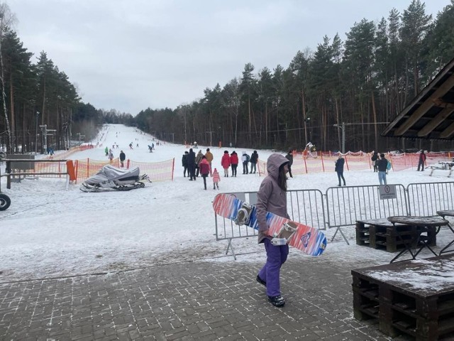 Na Stadionie w Kielcach w niedzielę, 29 stycznia nie brakowało miłośników białego szaleństwa. Na stok, by poszusować, wybrało się wielu narciarzy, w tym także początkujących.

Zobaczcie jak było w niedzielę na kolejnych slajdach>>>