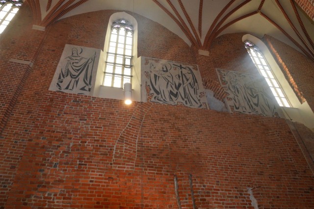 Podczas renowacji ściany południowej wewnątrz katedry w Opolu &ndash; prace na tej ścianie dobiegły właśnie końca - konserwatorzy ujawnili m.in. pomieszczenie nad tzw. małą zakrystią ministrancką.