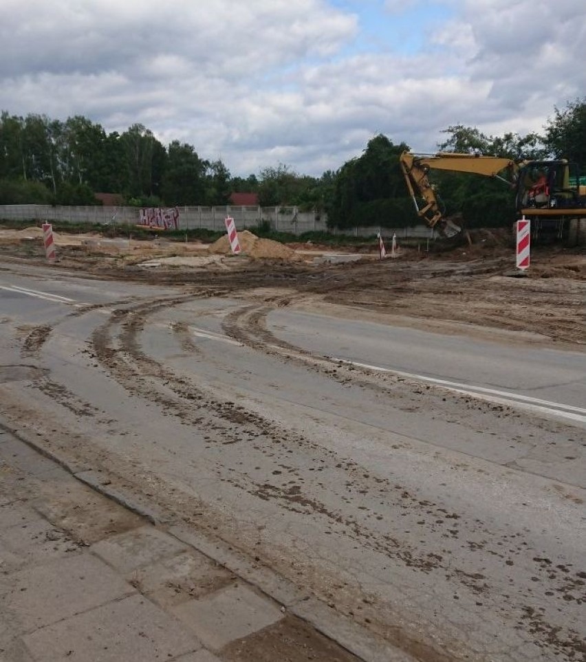 Niebezpieczne wykopy przy rozbudowie ulicy Zagnańskiej w Kielcach. Poważne zagrożenie dla ludzi (ZDJĘCIA)