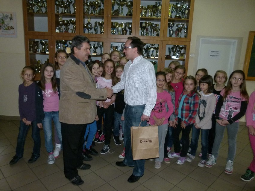 Nauczyciel Roku Sławomir Żegota odbiera nagrodę z rąk...