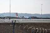 Kraków Airport. Pijany kierowca zdewastował ogrodzenie na lotnisku