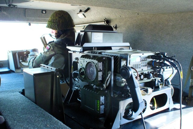 Radiostacje gdyńskiej firmy przeznaczone dla wojska mogą być instalowane na wszystkich typach pojazdów
