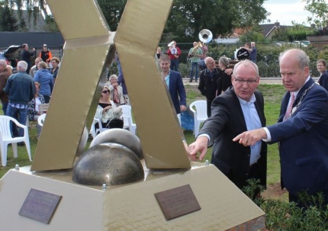 Pomnik przyjaźni odsłaniają burmistrzowie Maciej Bratborski (po lewej) i Gert de Kok.