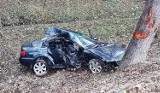 Wypadek w Libuszy. Auto roztrzaskane o drzewo., ranni byli wycinani z wraku [ZDJĘCIA]