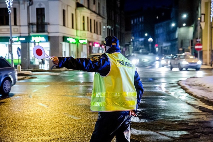 Zapadła się jezdnia przy ul. Chrobrego w Wałbrzychu.