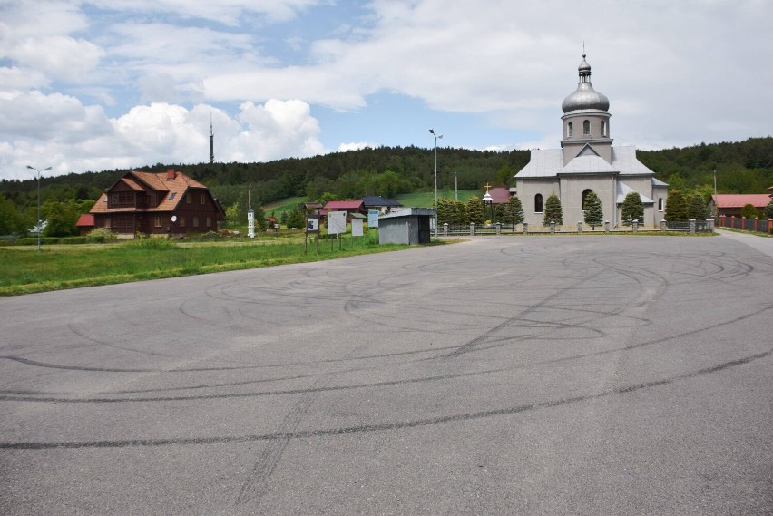 Turyści odwiedzający rezerwat Prządki w Czarnorzekach nagminnie łamią przepisy, parkując samochody przy drodze [ZDJĘCIA]