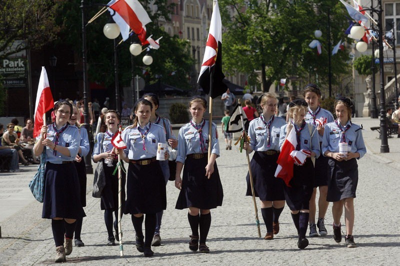 Legnica: Rozdawali flagi na legnickim rynku(ZDJĘCIA)