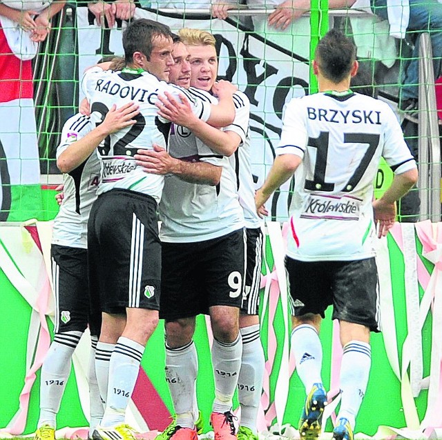 2 czerwca 2013

Legia rozbija Śląsk 5:0
Piłkarze Legii powetowali sobie wszystkie porażki ze Śląskiem. Wielki mecz Legii na Pepsi Arenie. Marek Saganowski ustrzelił klasycznego hat tricka.  




Feta kibiców pod kolumną Zygmunta udekorowaną szalikami Legii [ZDJĘCIA]