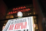 Kraków. Protestowali przeciwko nadmiernemu konsumpcjonizmowi. Pretekstem Black Friday [ZDJĘCIA]