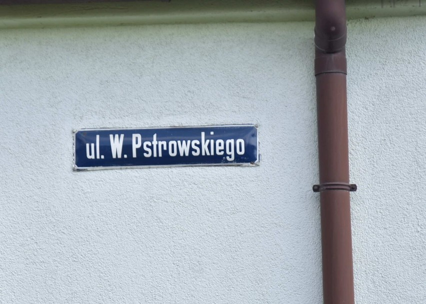 Malbork. Ulica Łokietka wciąż na niektórych domach jest ulicą Pstrowskiego. Straż Miejska ma przypomnieć mieszkańcom o ustawie i uchwale