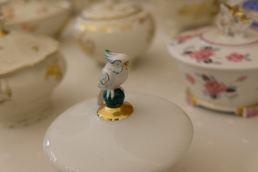 Bomboniery z żarskiej porcelany można oglądać w Muzeum...