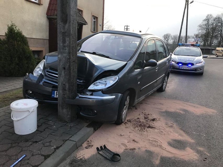 Wypadek w Szamocinie. Samochód uderzył w słup na ulicy Szkolnej [ZDJĘCIA]