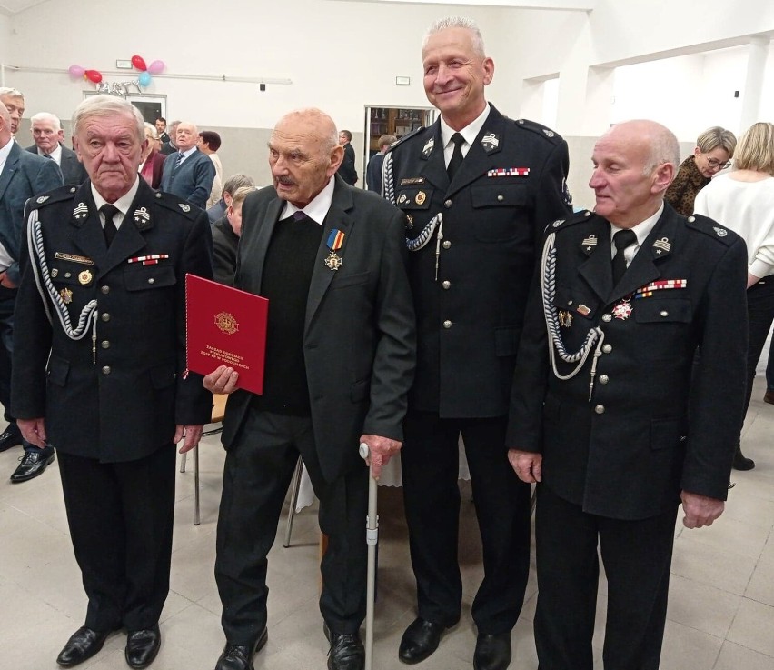 90-lecie świętował druh Tadeusz Adamski z OSP Dalików. Jubilat został wyróżniony honorową odznaką ZDJĘCIA