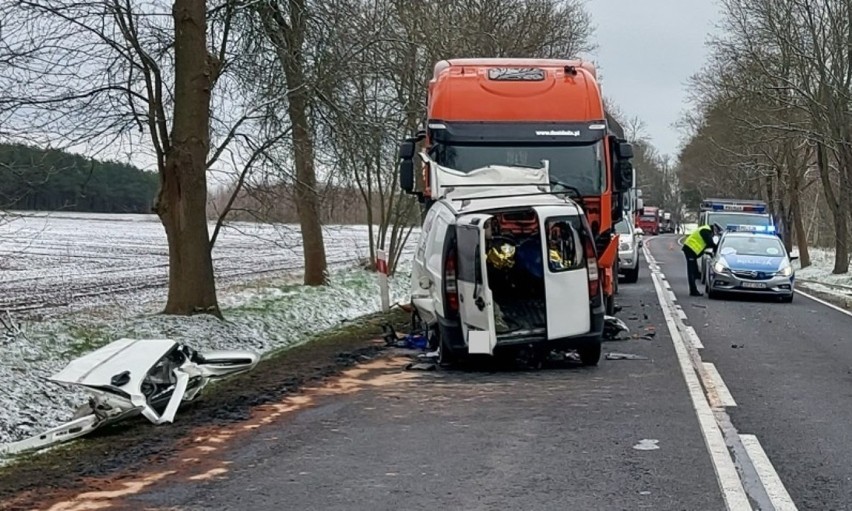 Wypadek na DK 42 w gminie Masłowice. Czołowe zderzenie fiata z ciężarówką. Nie żyją dwie osoby