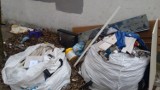 Dzikie wysypisko śmieci na osiedlu Radogoszcz Wschód. Mieszkańcy mówią: Mamy dość!