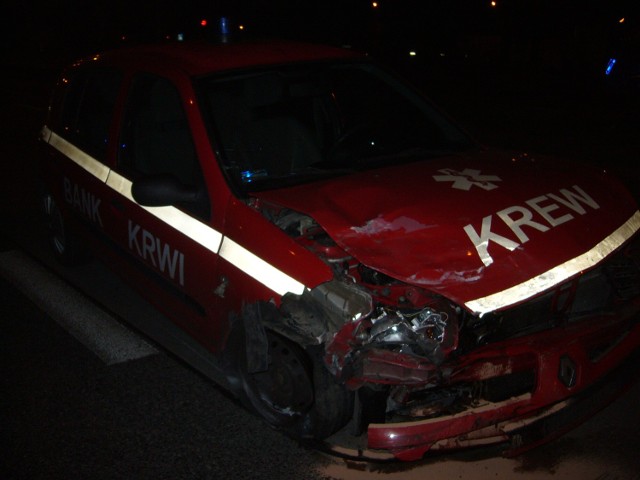 Wypadek na wiślance w Żorach: Volkswagen uderzył w pojazd przewożący krew
