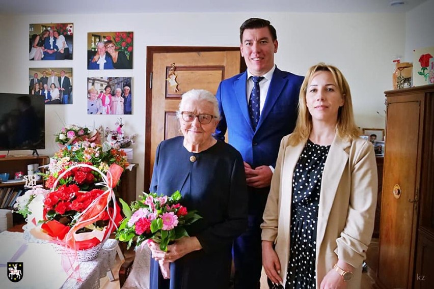 Pani Aurelia z Sycowa skończyła 100 lat. Seniorkę odwiedził burmistrz 