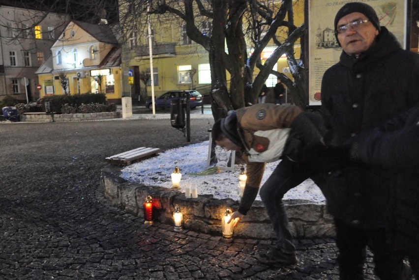 Śremianie spotkali się na rynku, aby oddać hołd Pawłowi...