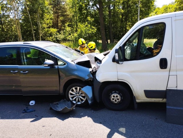 W miejscowości Józefka w gminie Poddębice doszło do czołowego zderzenia samochodu osobowego z samochodem dostawczym typu bus