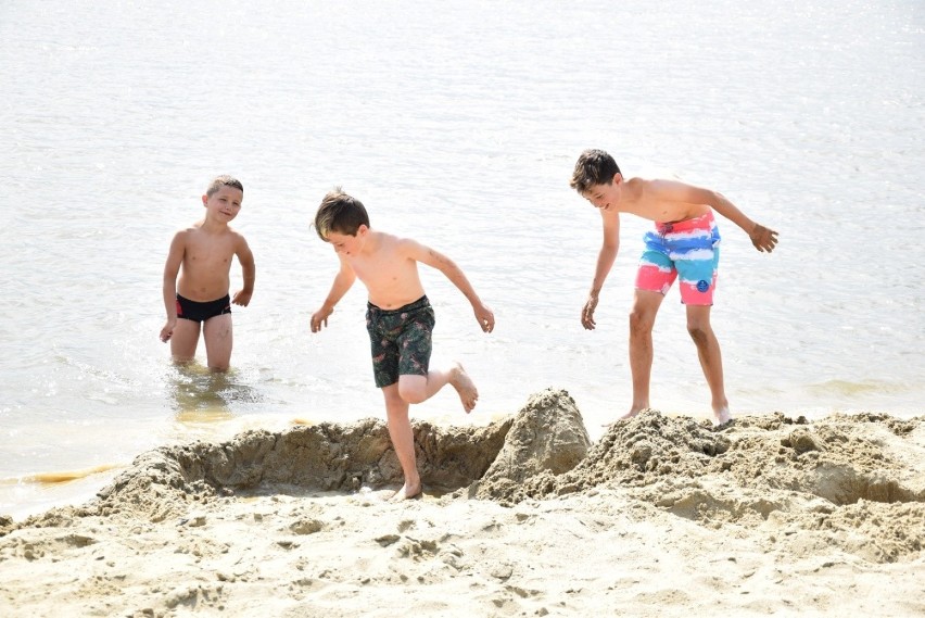 Strefa rekreacji nad stawem w Januszowicach z plażą, molo,...