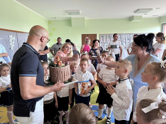 Były dyplomy i książki oraz wspaniały tort, który osłodził ostatnie spotkanie przedszkolaków.