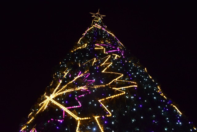 Zdjęcia z rozświetlenia choinki, spotkania na rynku z św. Mikołajem oraz ozdób świątecznych na ulicach Żor