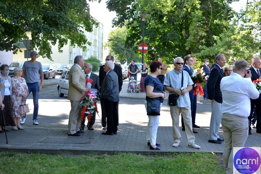 Przy pomniku Armii Krajowej w parku Łokietka we Włocławku...