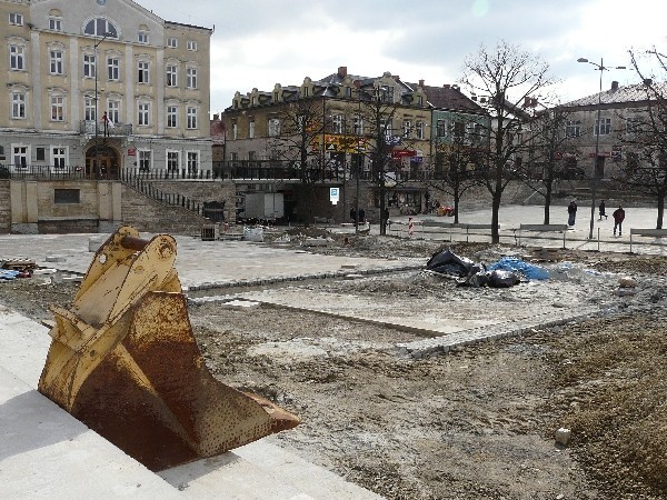 Rewitalizacja Gorlic: kiedy zniknie ciężki sprzęt budowlany z centrum? [ZDJĘCIA]