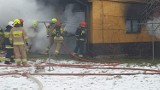 Pożar auta w garażu w Woli Blakowej (gm. Lgota Wielka). ZDJĘCIA