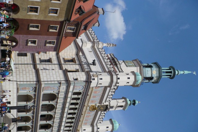 Zbliża się południe, jesteśmy przed poznańskim Ratuszem &#8211; jednym z najcenniejszych zabytków architektury renesansu w Europie. Fot. Jola Paczkowska